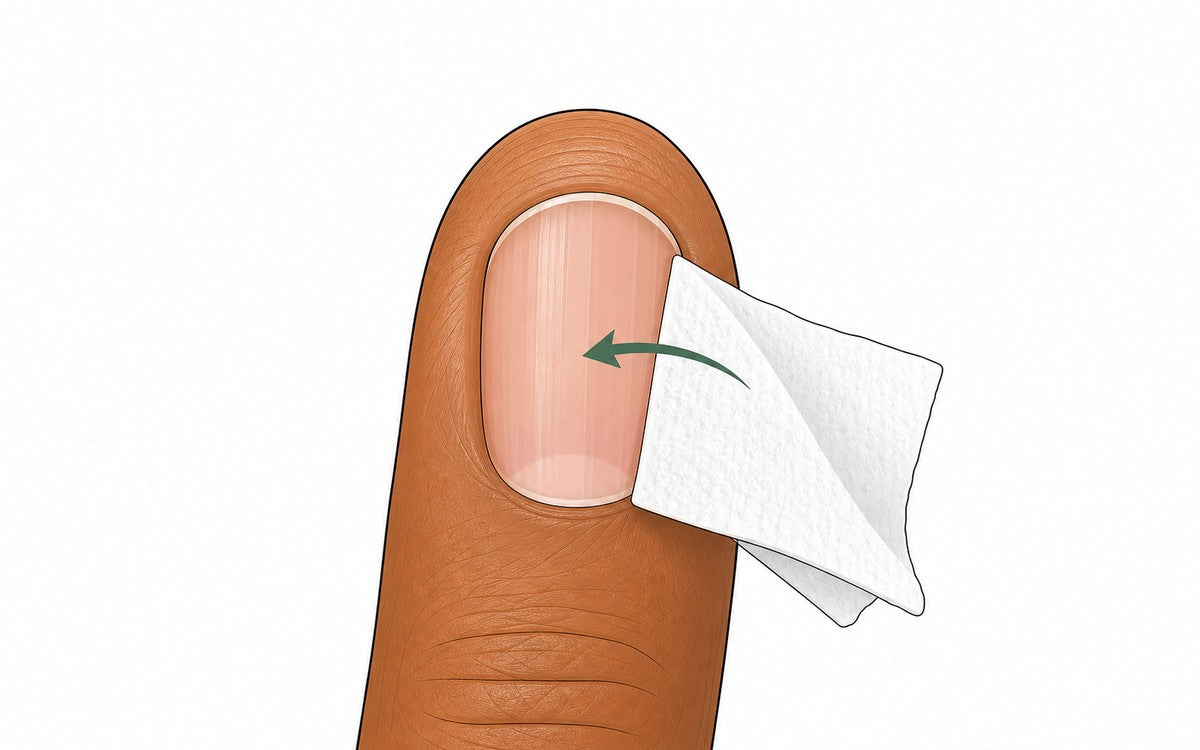 Nettoyer et dégraisser l'ongle naturel