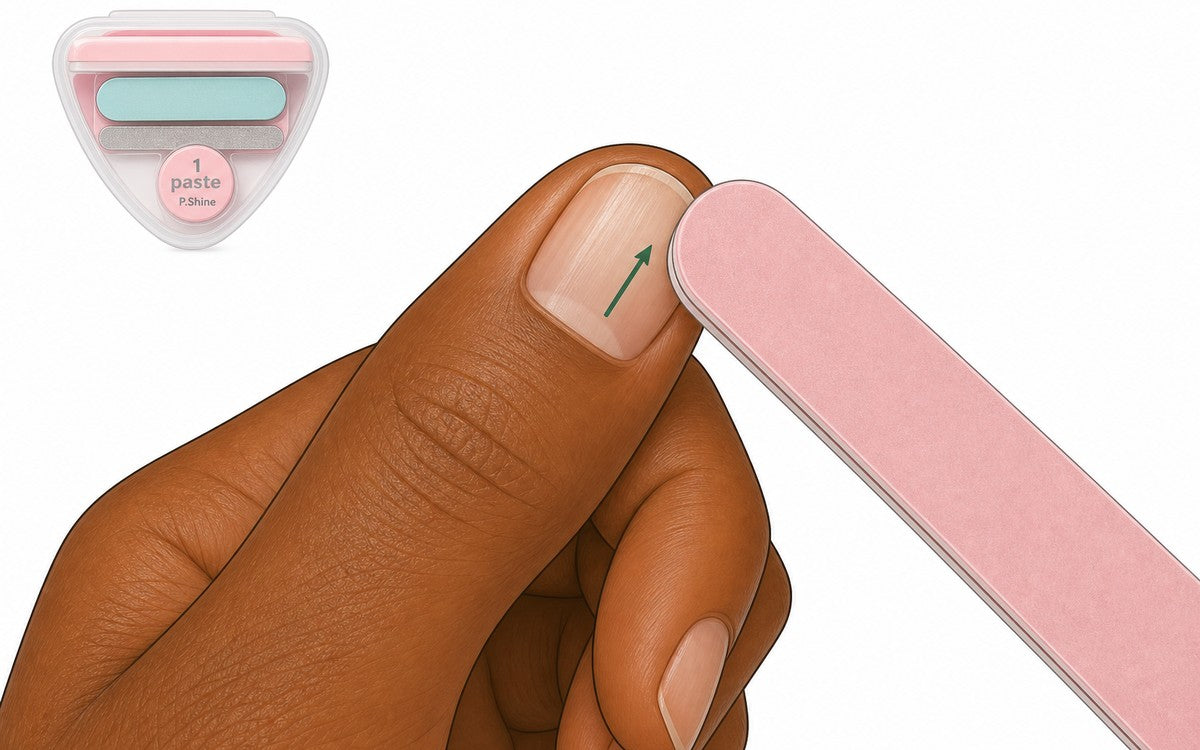 Lisser doucement la surface de l'ongle avec le polissoir rose